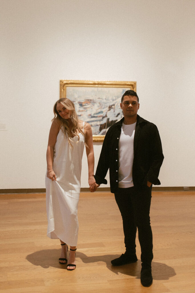 a couple posing at the orlando art museum for a photoshoot | Vintage Style Art Museum Photoshoot in Orlando
