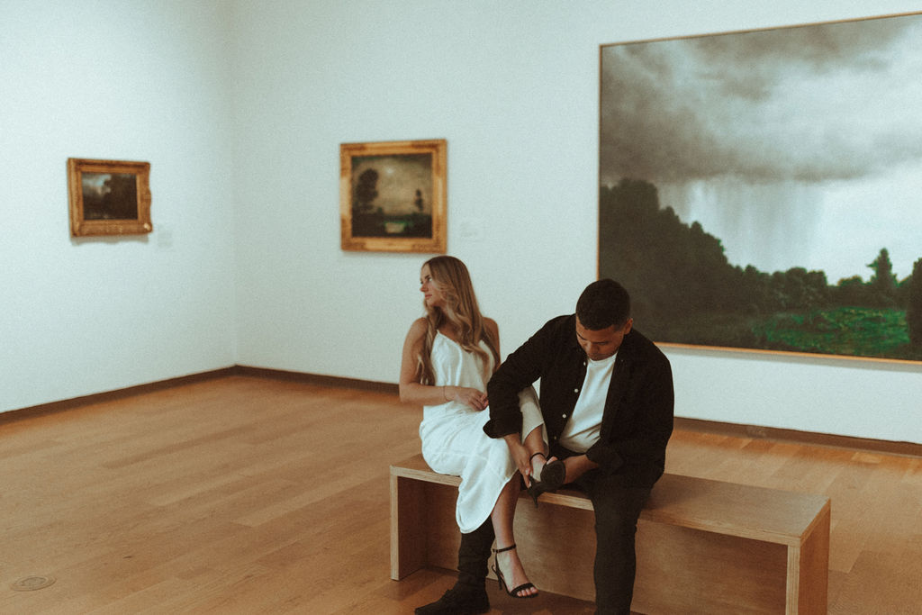 a couple posing at the orlando art museum for a photoshoot | Vintage Style Art Museum Photoshoot in Orlando