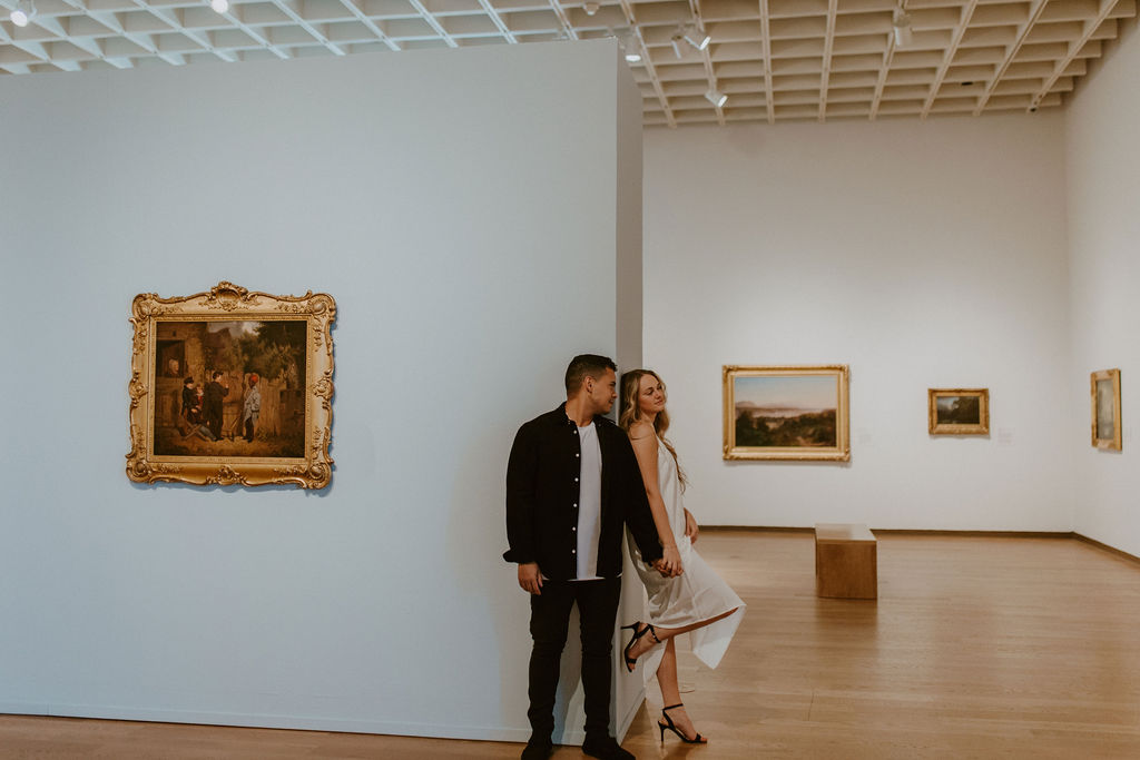 a couple posing at the orlando art museum for a photoshoot | Vintage Style Art Museum Photoshoot in Orlando
